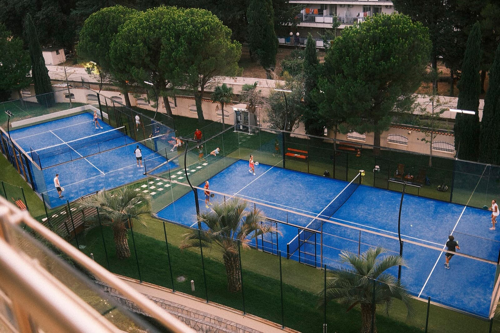 Spillere i gang på udendørs padelbaner, set oppefra