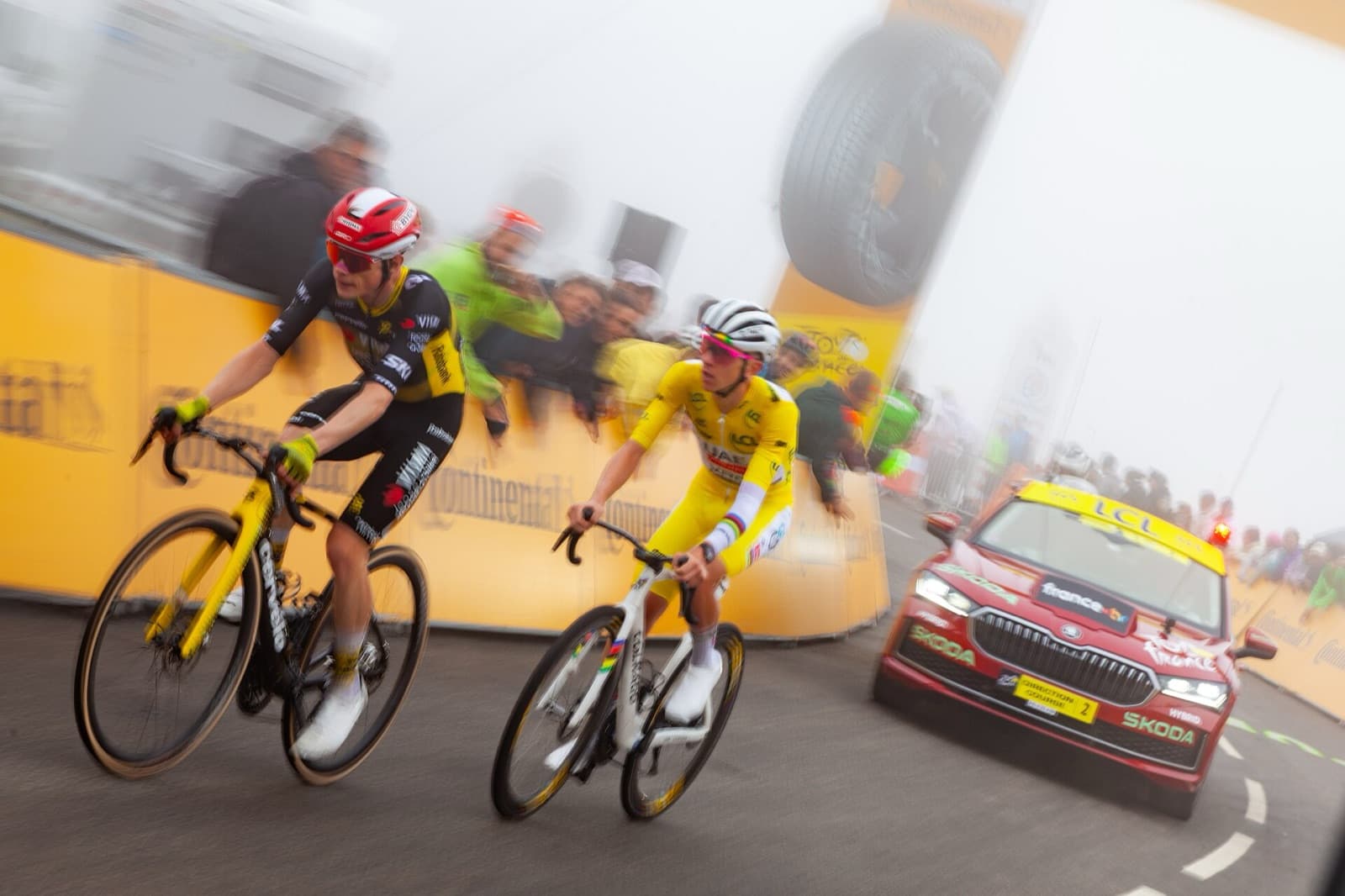 Jonas Vingegaard og Tadej Pogačar i den gule trøje på 14. etape af Tour de France 2025