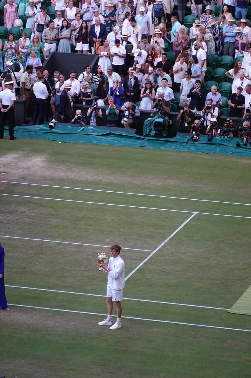 Jannik Sinner. Jannik Sinner med trofæet efter Wimbledon-finalen, London, 12. juli 2026