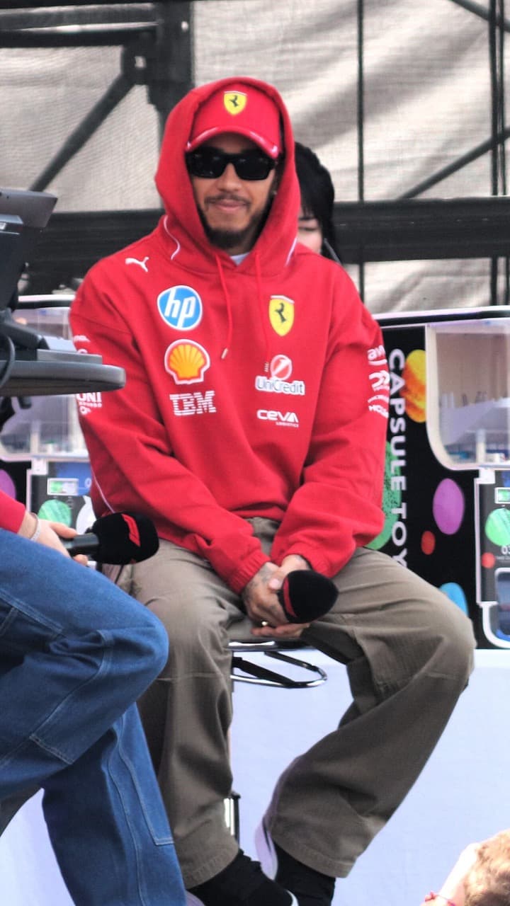 Lewis Hamilton. Lewis Hamilton (Ferrari) på fanzone-scenen ved Japans Grand Prix, Suzuka, 5. april 2025