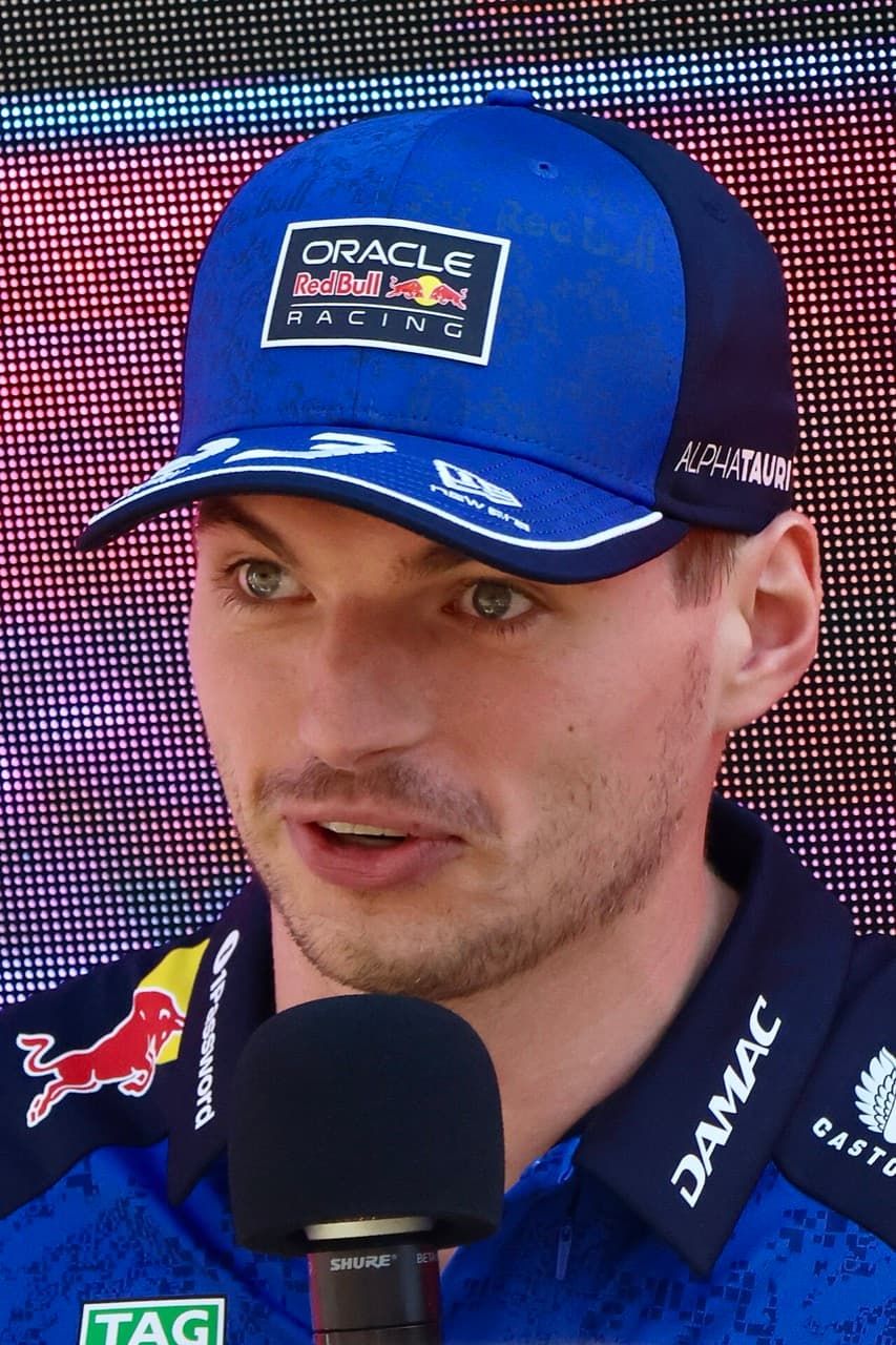 Max Verstappen. Portræt af Max Verstappen i Red Bull Fan Zone, Crown Riverwalk, Melbourne, 5. marts 2026 (beskåret)
