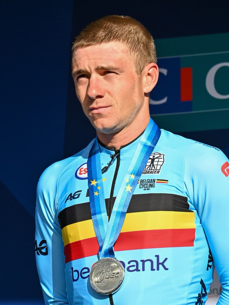Remco Evenepoel. Remco Evenepoel et sa médaille d'argent au podium des championnats d'Europe 2025.